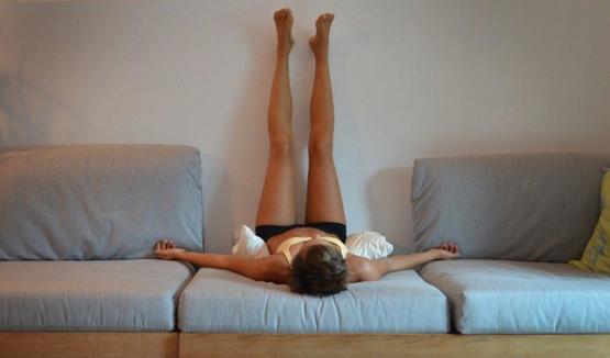 Поднимайте ноги вверх на 20 минут в день, чтобы улучшить самочувствие