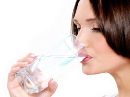 Щелочная вода убирает воспаление и выводит токсины. Узнайте, как её сделать и употреблять